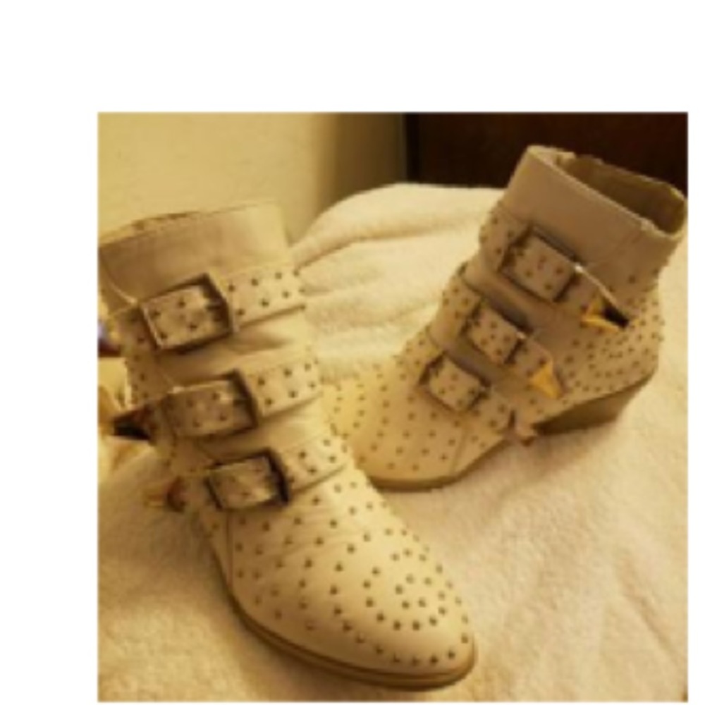ISO: these beauties. Size 6 or 6.5